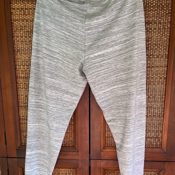 Lucky Brand joggers in shades of gray with slash pockets. Size M. - Picture 5 of 6